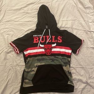 NBA Chicago Bulls Men’s Short Sleeve Hoodie (XL)